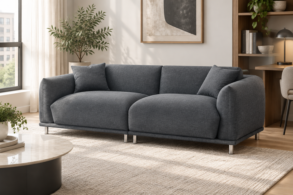 Canapé gris foncé à assise profonde dans un intérieur contemporain