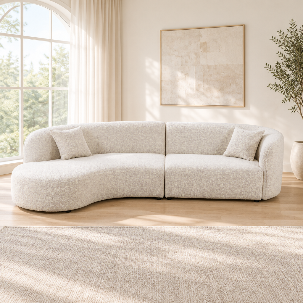 Canapé d’angle courbe beige en bouclé, méridienne orientée à gauche avec quatre coussins