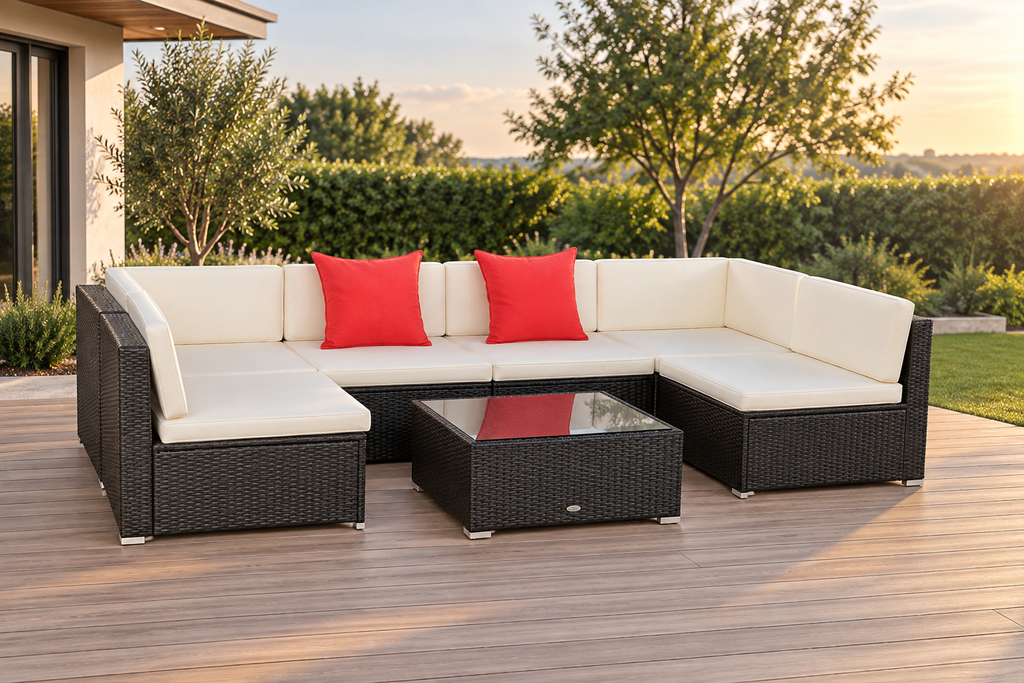 Ensemble de jardin d’angle beige tressé avec coussins, photographié de trois quarts dans un patio.